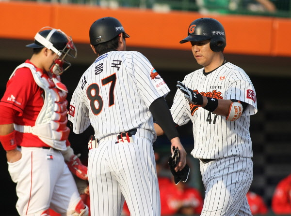 2회 동점솔로포를 쏘아올리는 강민호 선수[시즌6호]